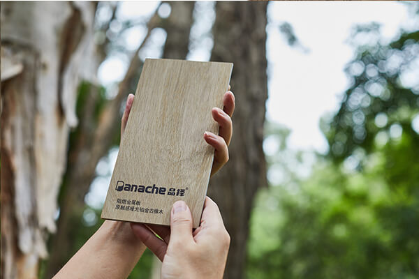 金屬墻壁裝飾板特點(diǎn)都有些什么呢 金屬墻壁裝飾板特點(diǎn)都有些什么呢